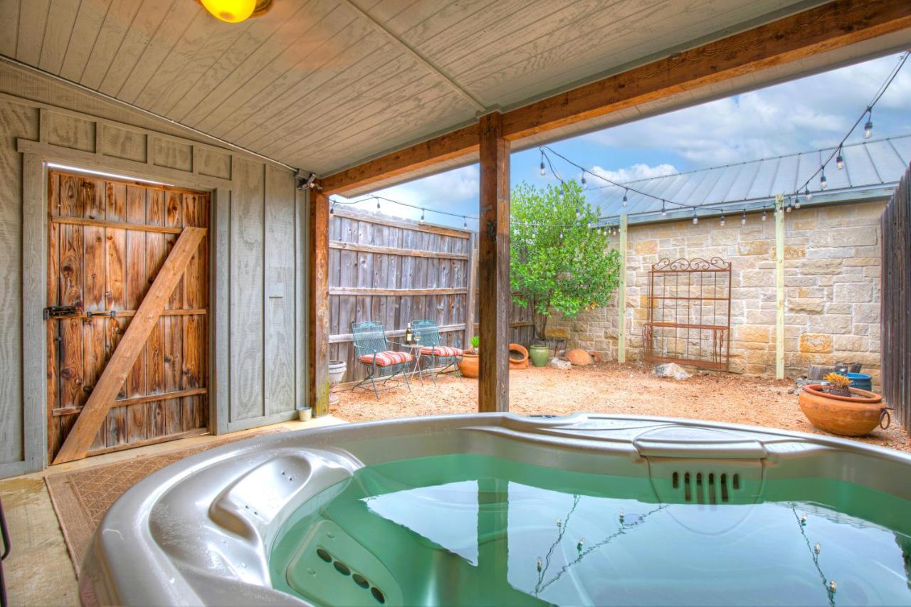 Romantic Oasis With Hot Tub Near Fred And Wineries! Фредериксбург Екстериор снимка